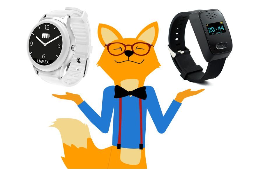 Man sieht den Smarthome-Fuchs mit 2 Senioren-Smartwatches.